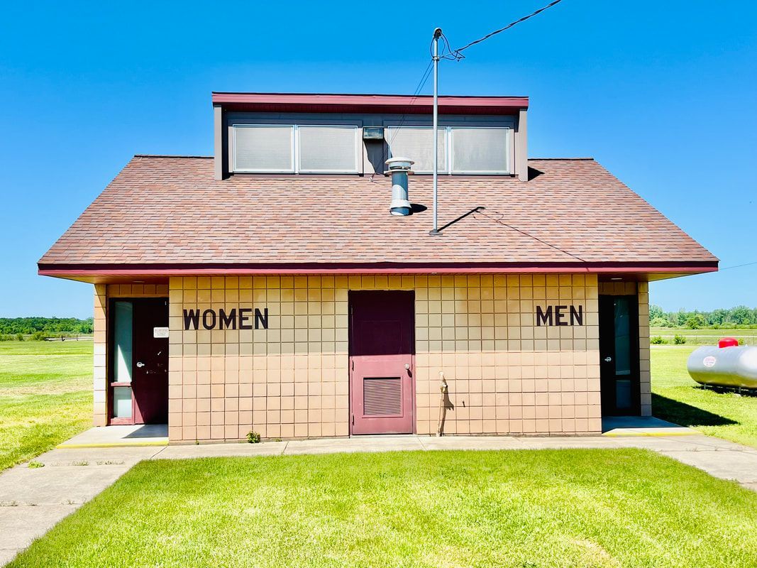 A building with the words men and women on it