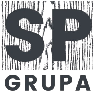 SP Group logotips melnbaltā krāsā ar stilizētiem iniciāļiem uz kvadrātveida fona