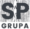 SP Group logotips melnbaltā krāsā ar stilizētiem iniciāļiem uz kvadrātveida fona