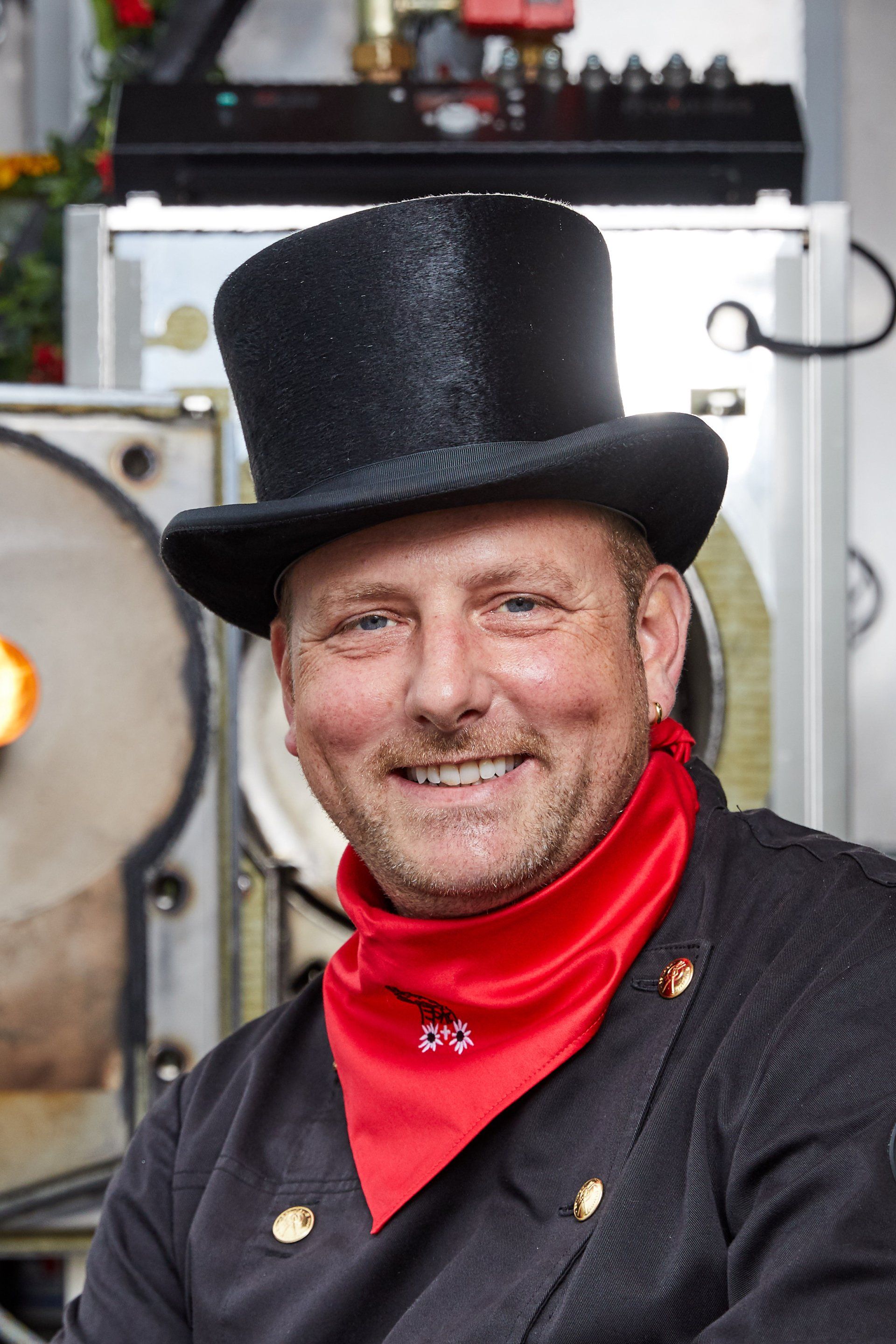 Matthias Hofstetter in einem weissen Hemd steht vor einem weissen Lieferwagen