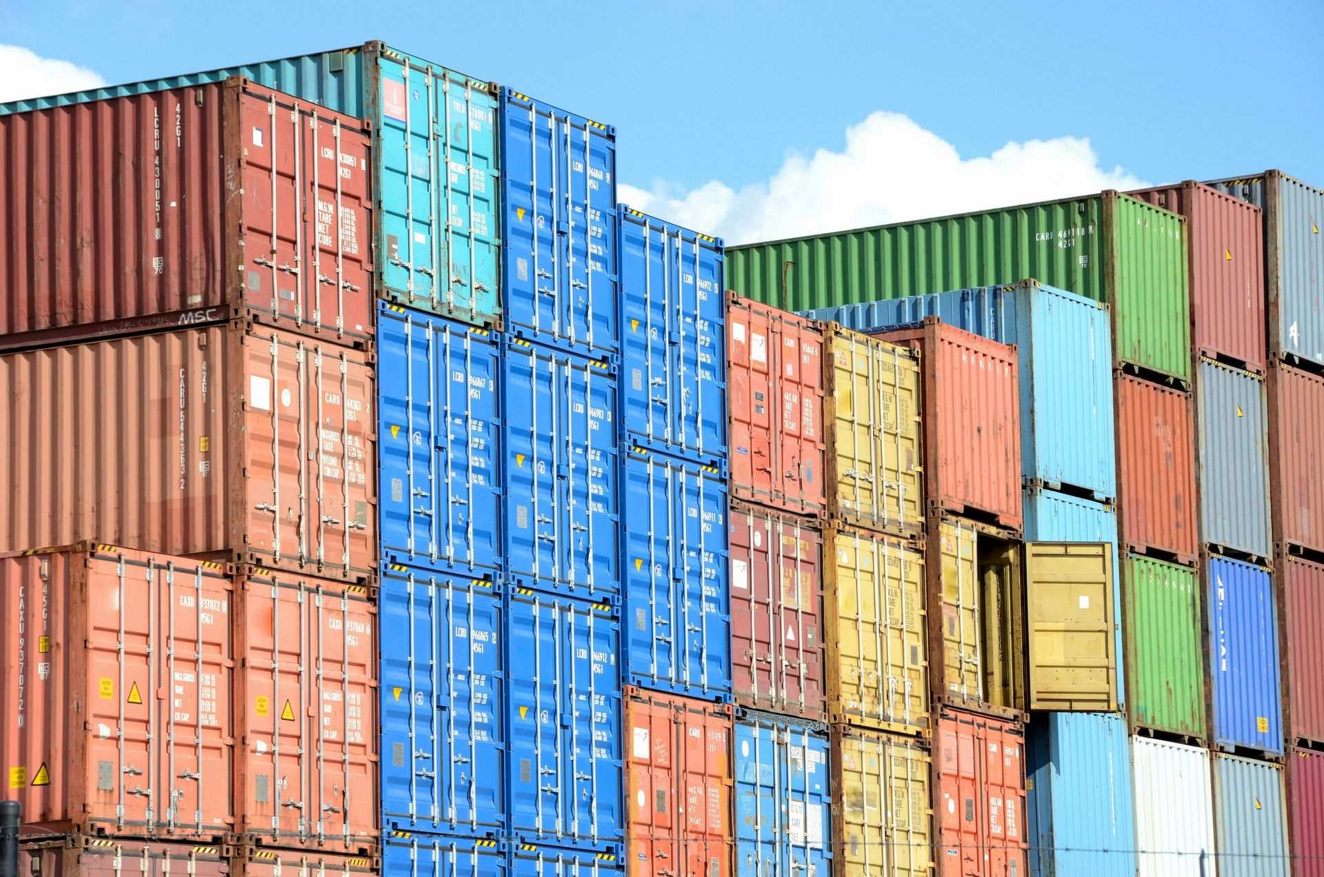 Diplomatic baggage shipping London — Shipping containers at port 