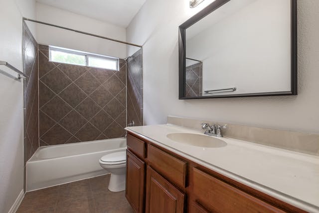 Ledesma bathroom