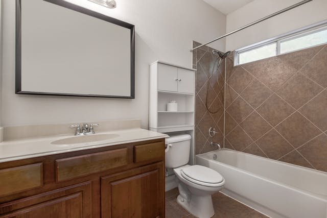 Ledesma bathroom