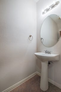 Ledesma bathroom