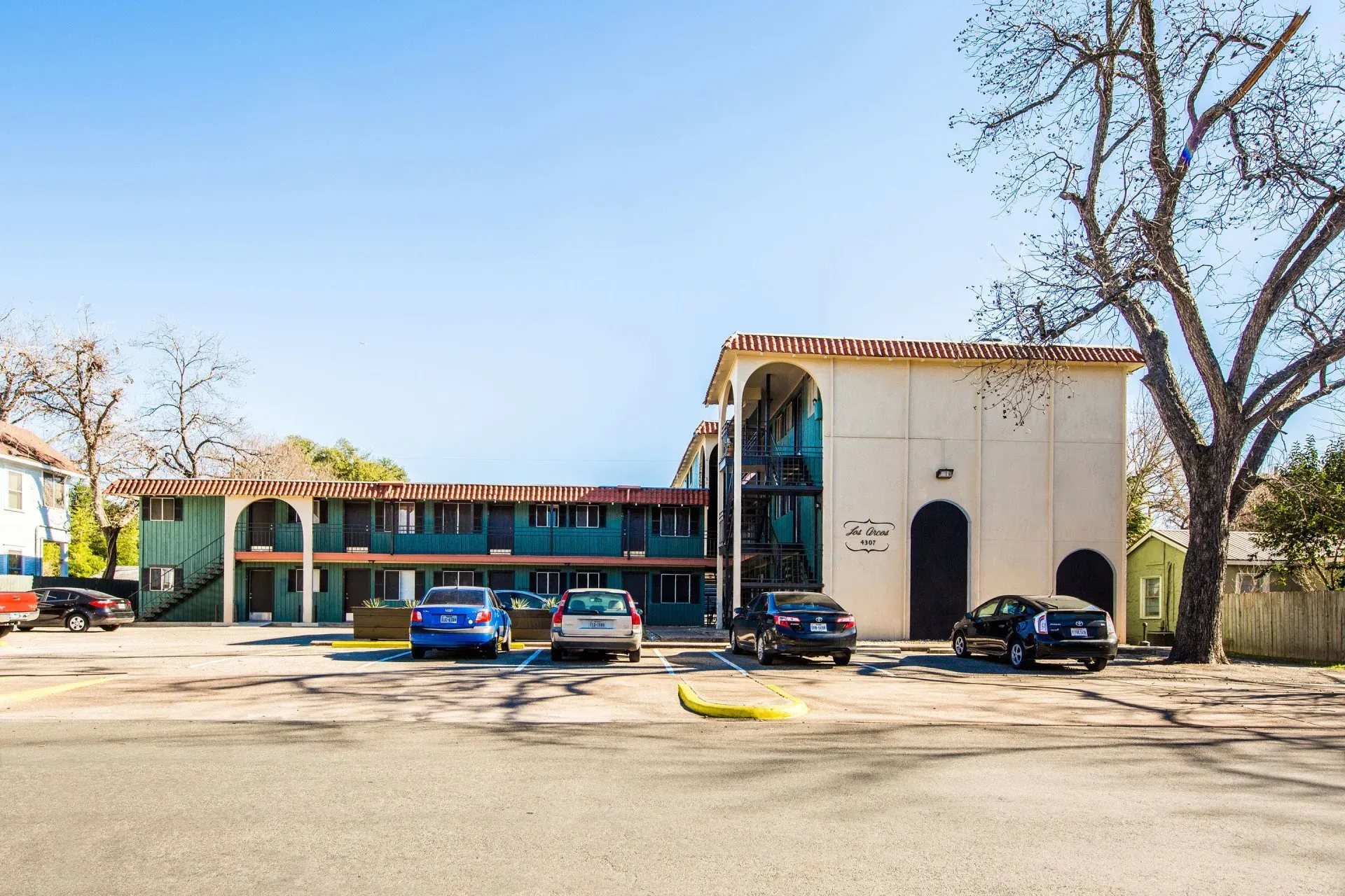 Los Arcos - exterior of building