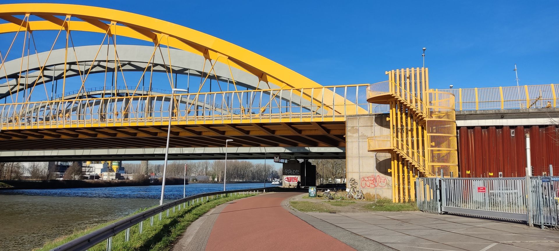 Fietstrap bij de gele brug in Utrecht