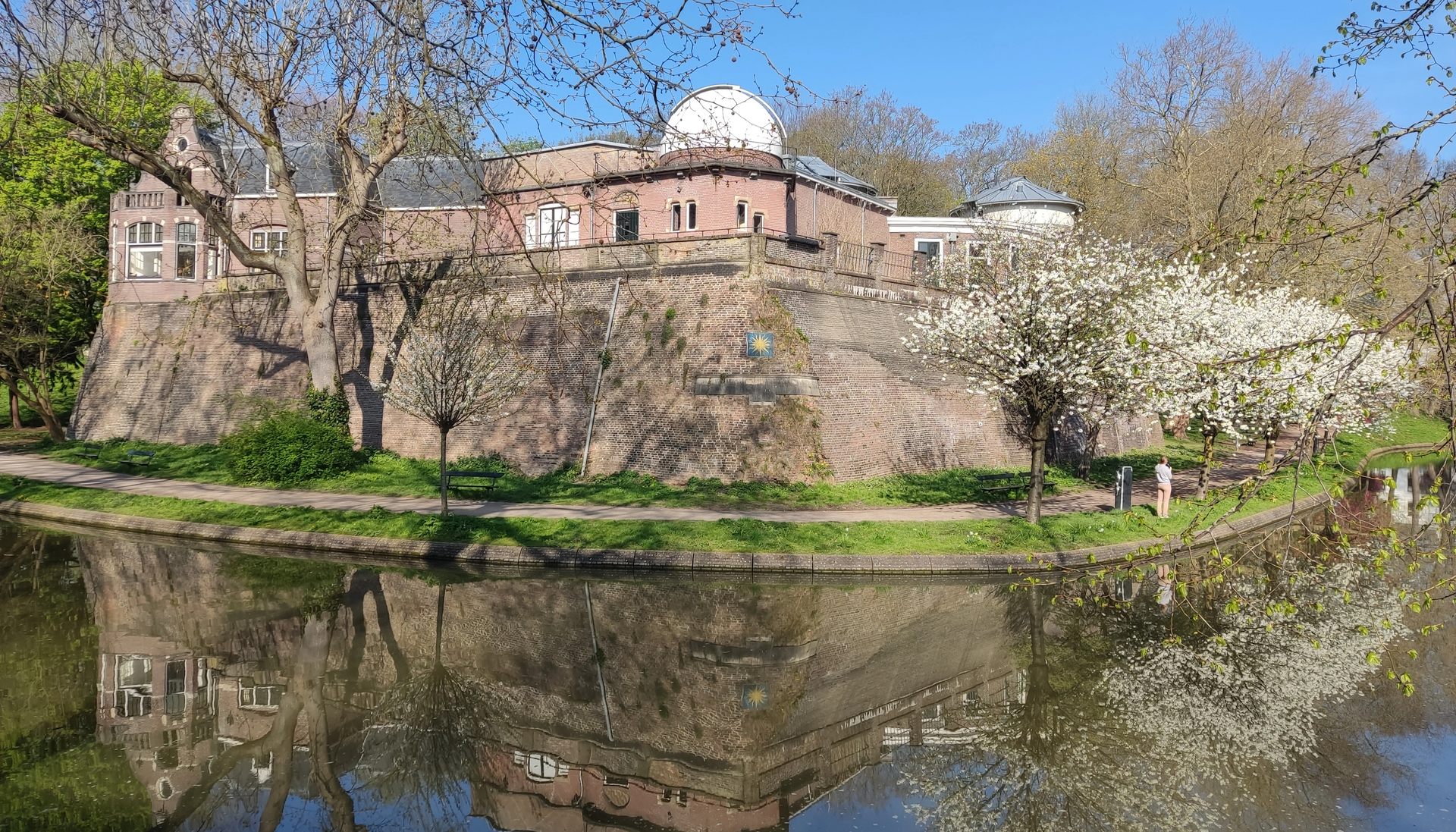 Een kanotour door Utrecht met gids. Kanovaren over de singel en door Utrechtse wijken.