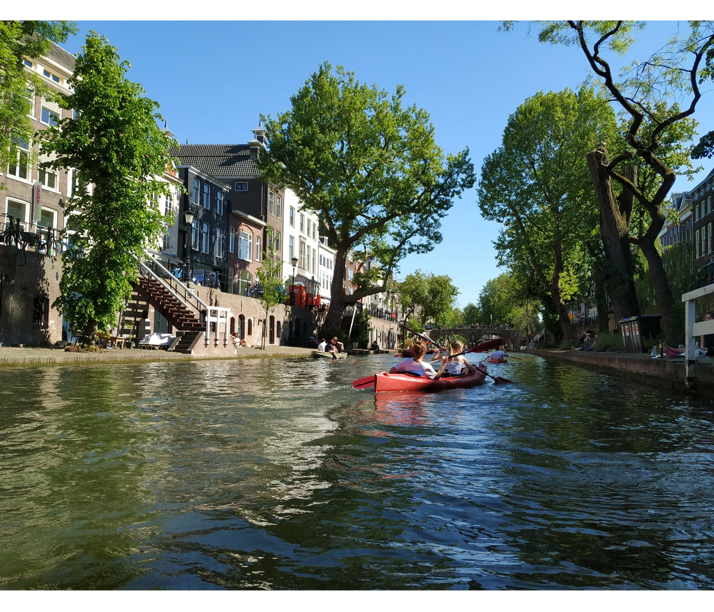 Kanovaren door Utrecht met gids. Een avontuurlijke rondleiding door de Oudegracht.