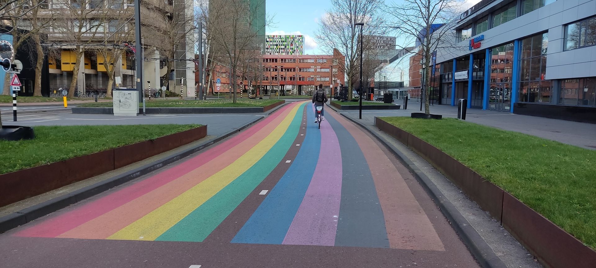 Regenboogfietspad Utrecht in de Uithof