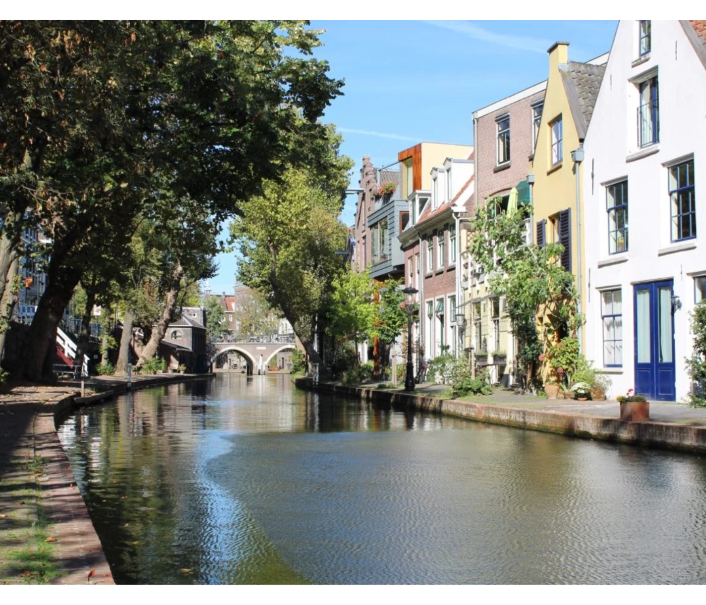 Sloepvaren door Utrecht met een gids. Varen door de Oudegracht.