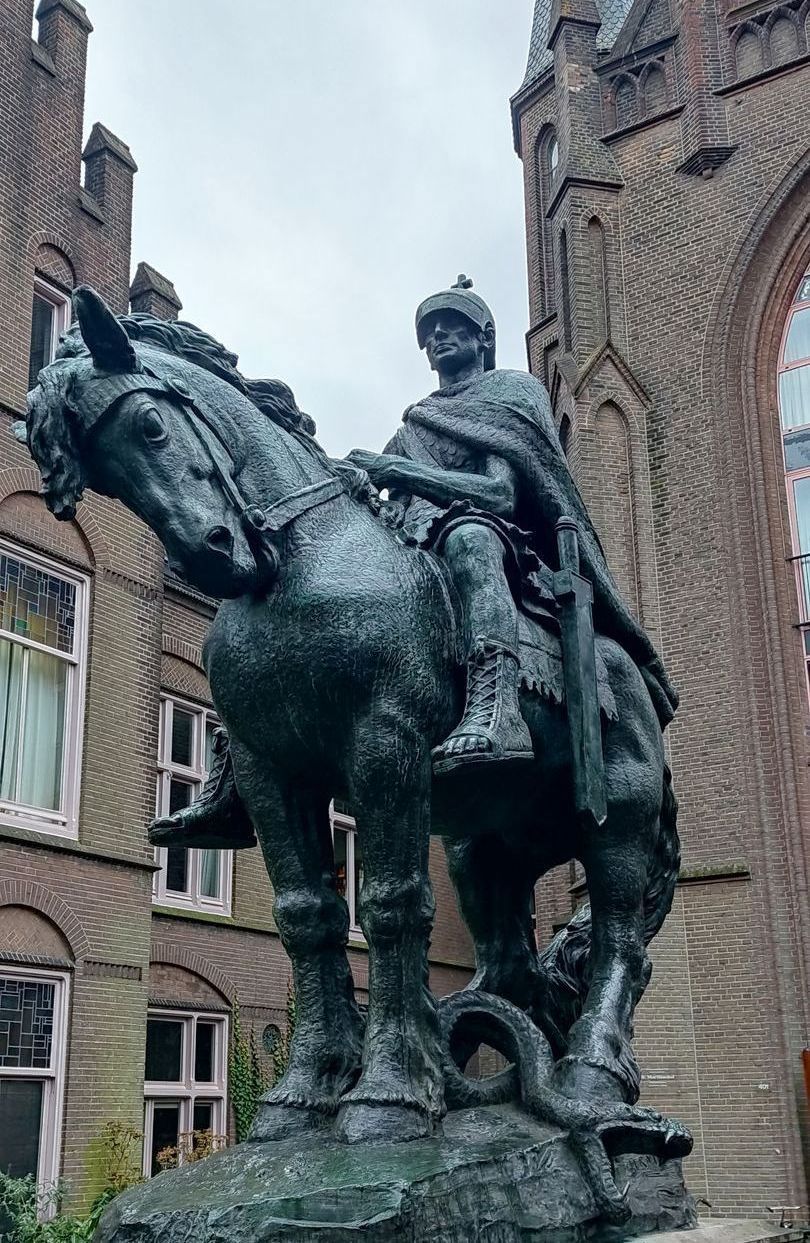 Gedicht en standbeeld van Sint Maarten