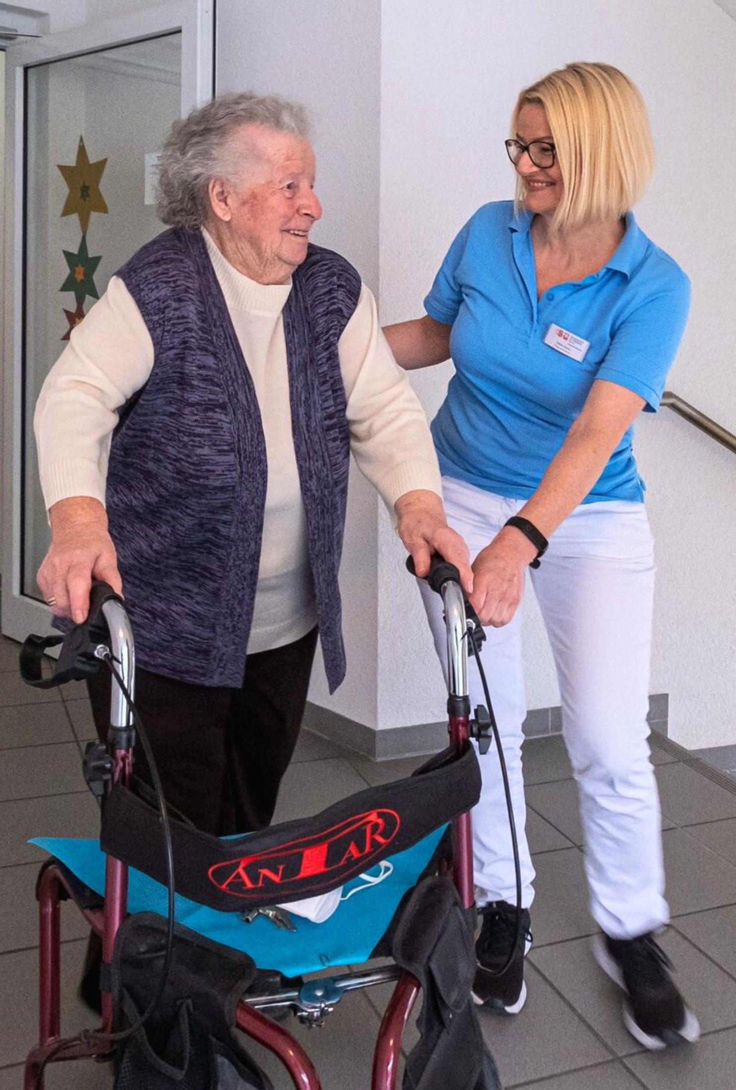 Seniorin wird von Betreuungskraft in Rikscha herumgefahren.