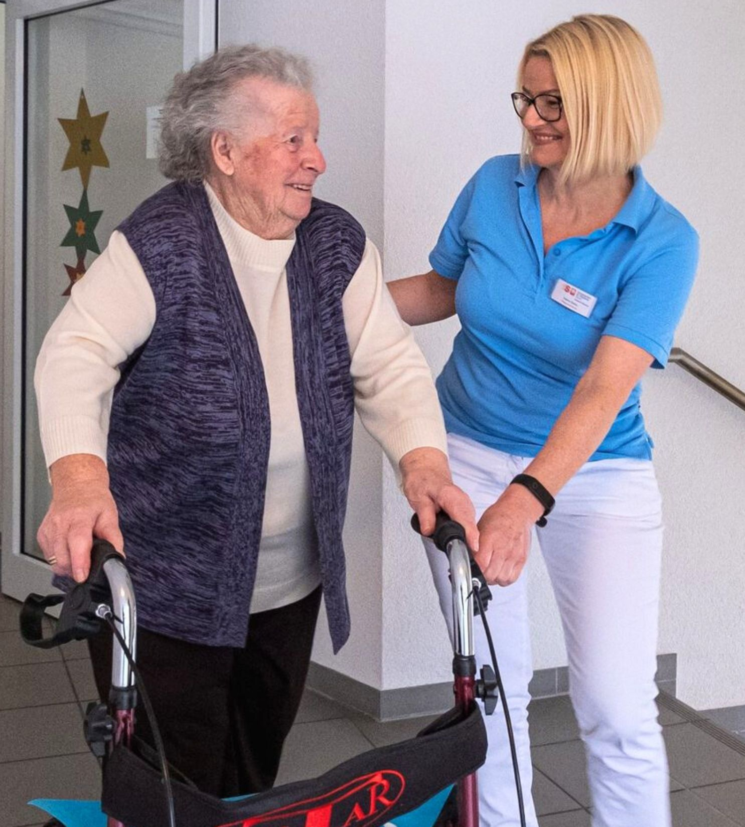Hauswirtschaftskraft putzt Küche einer Seniorin.