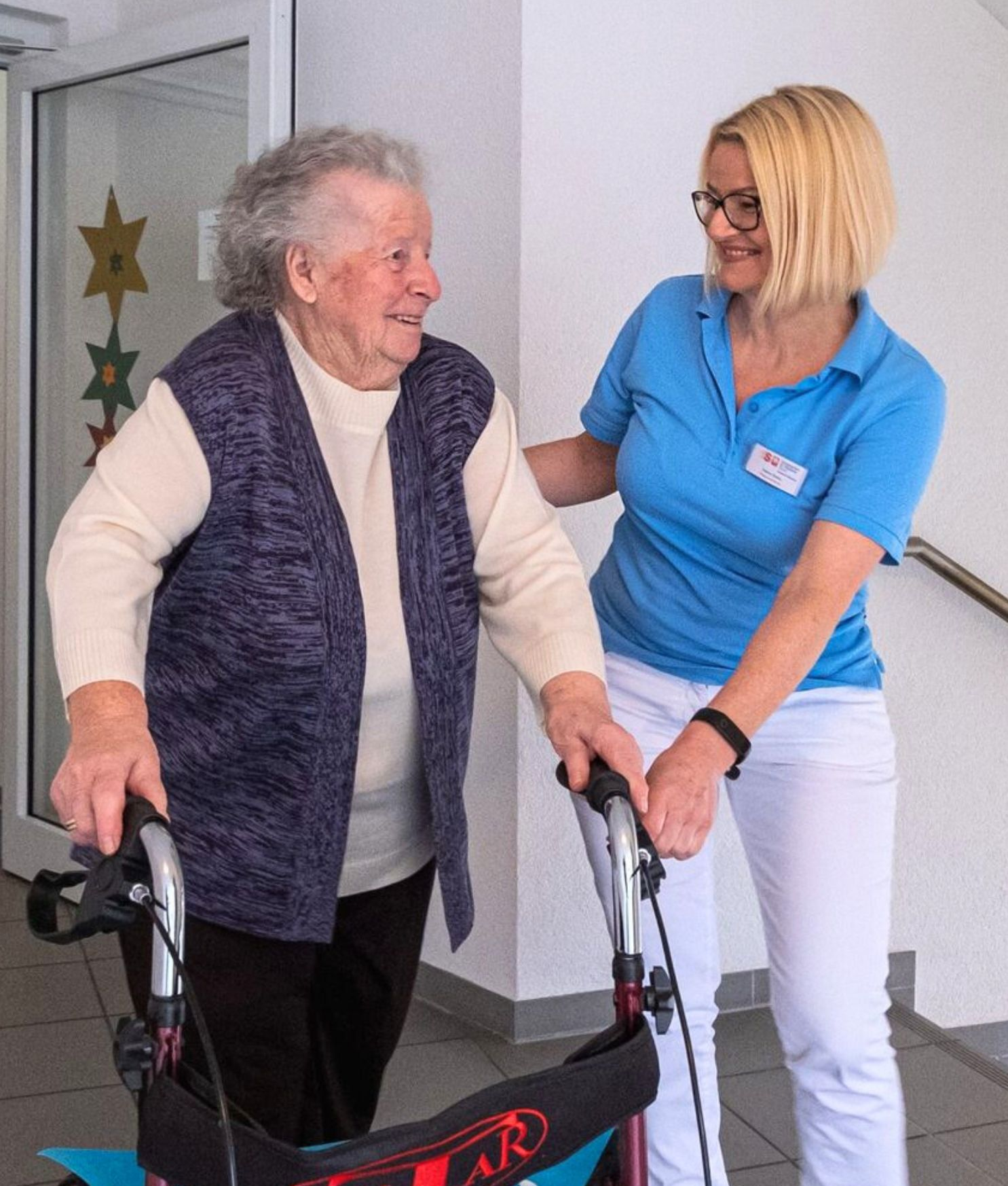 Pflegehelferin der Sozialstation Bühl betreut alte Dame mit Rollator