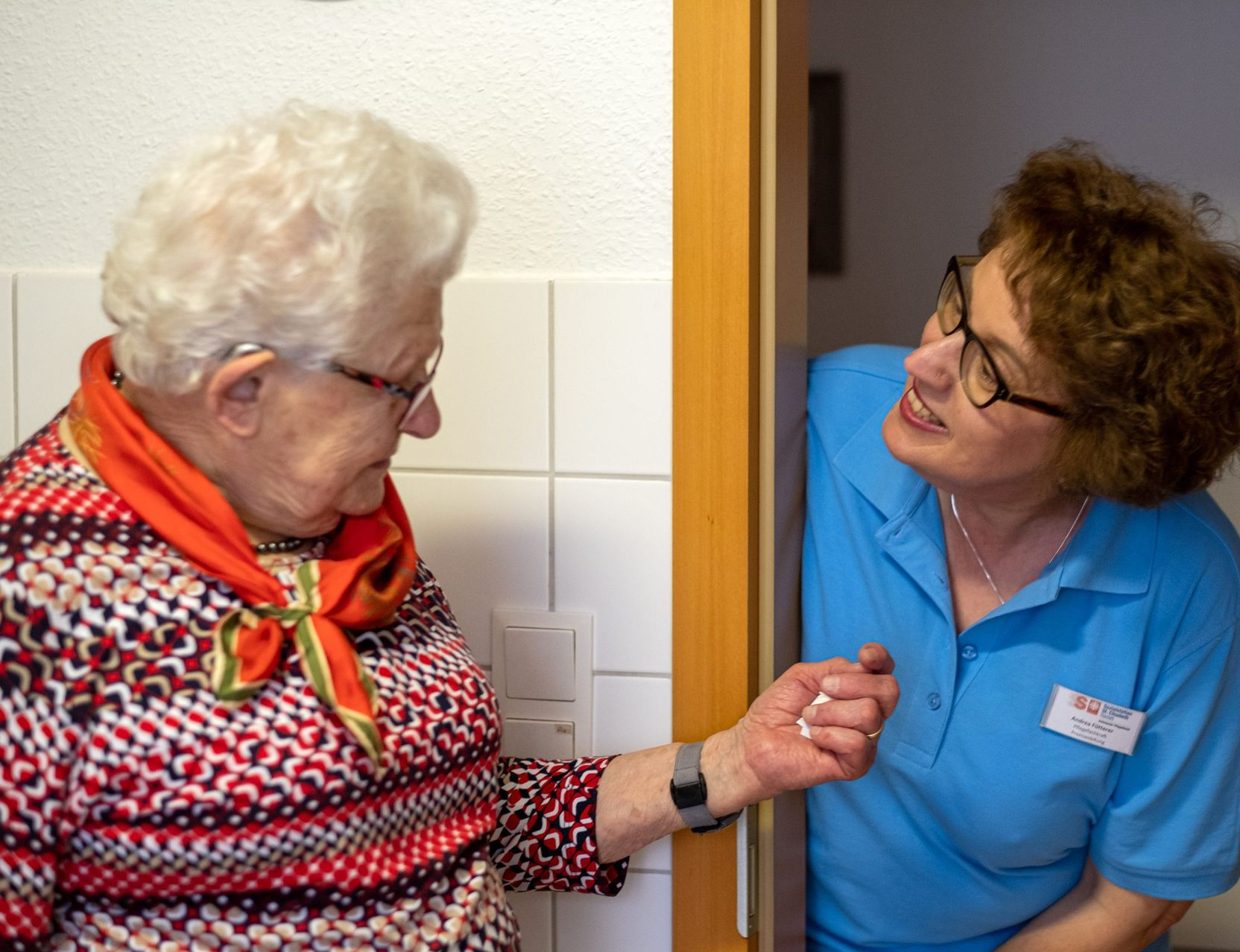 Pflegefachkraft der Sozialstation Rastatt schaut noch einer pflegebedüftigen Dame