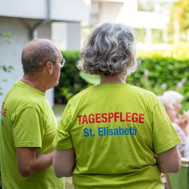 Zwei Betreuungskräfte der Tagespflege Bühl mit Aufschrift