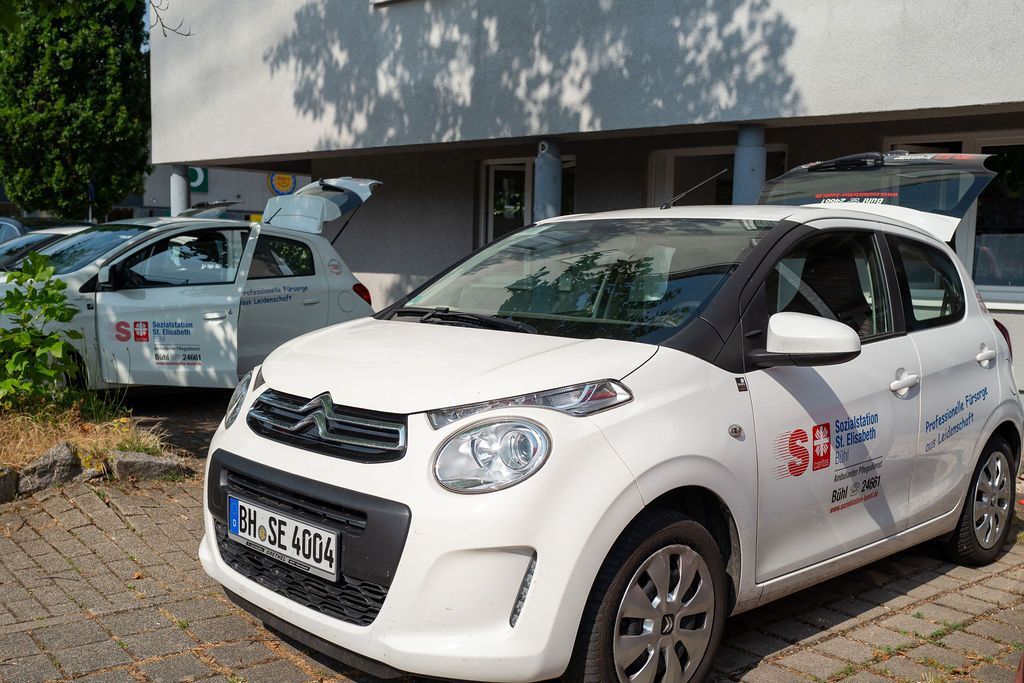 Dienstwagen der Sozialstationen Mittelbaden auf dem Parkplatz