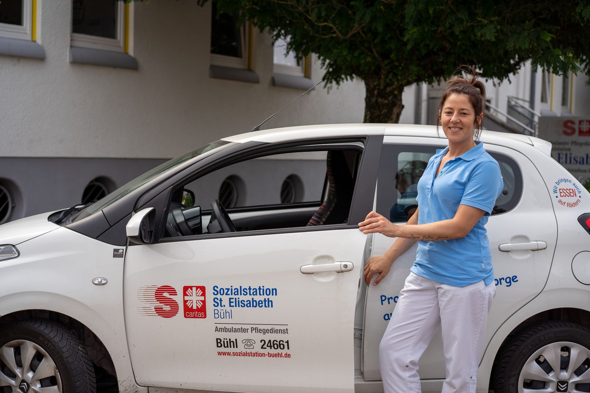 Eine Pflegekraft steigt ins Auto