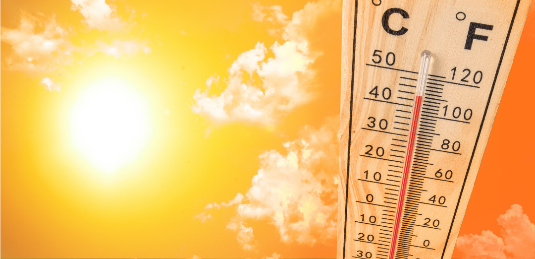 Thermometer zeigt heiße Temparaturen: Hitzeschutz für Senioren ist angesagt