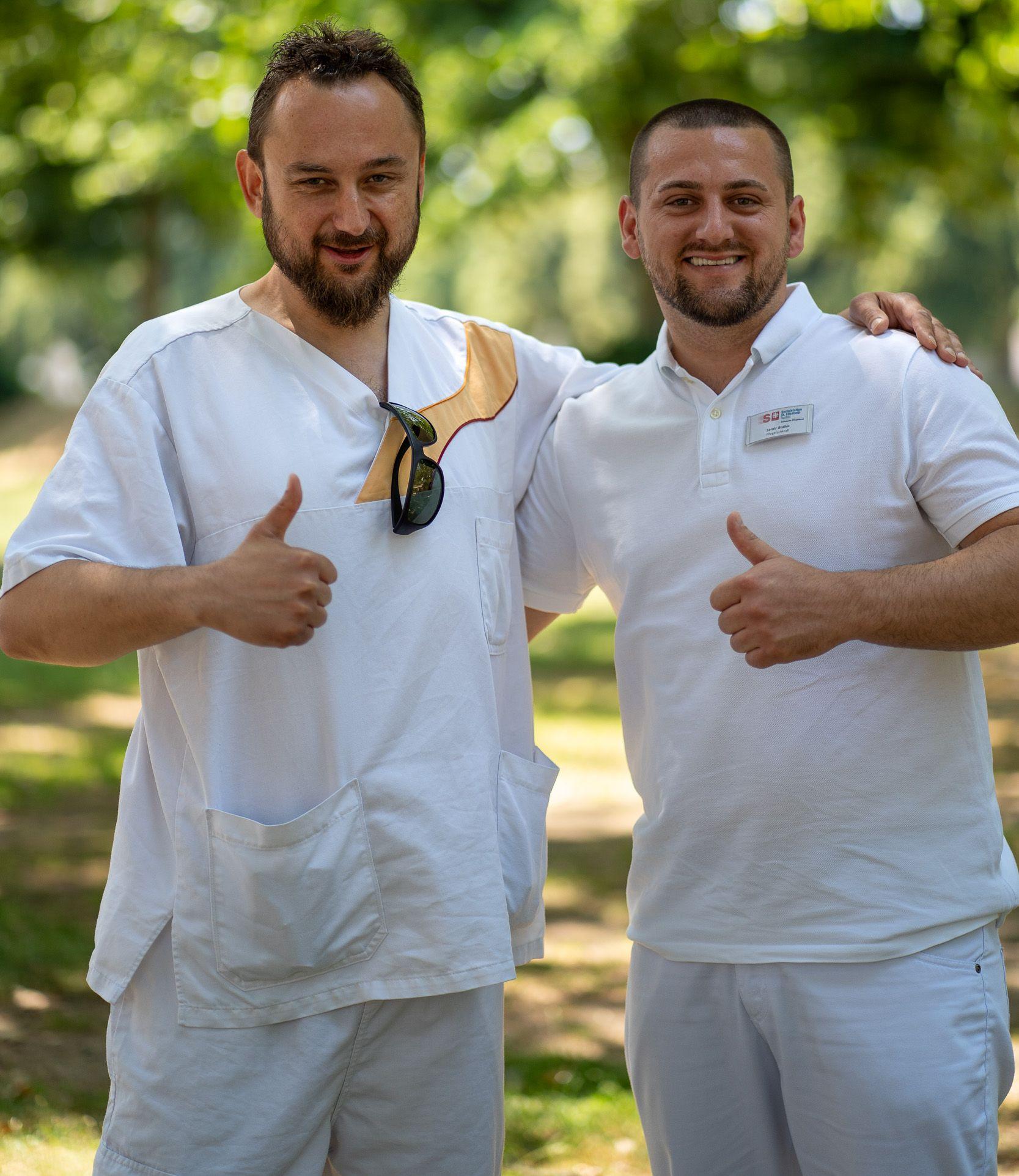 Gäste der Tagespflege Bühl sitzen zum Nachmittagskaffee im Garten und werden von Betreuungskräften bedient.