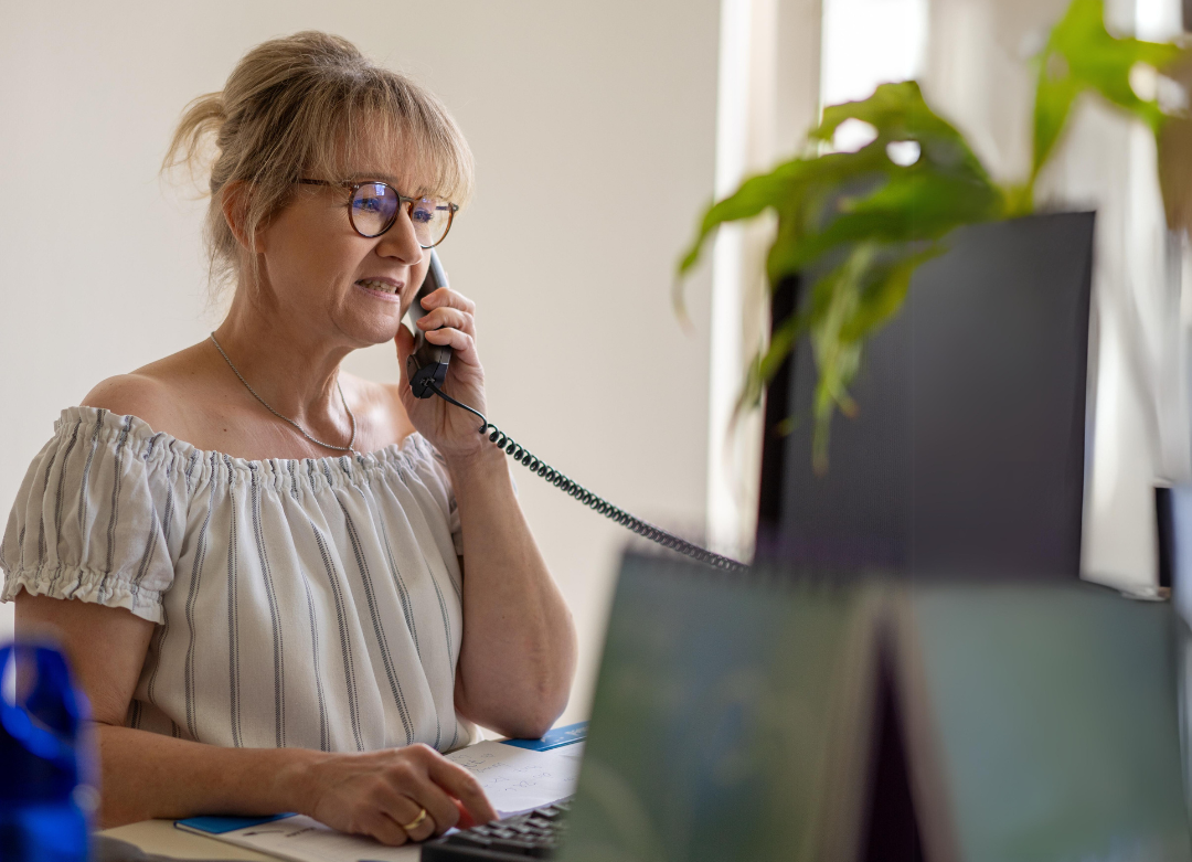 Verwaltungs Mitarbeiterin der Sozialstation Bühl im Büro am Telefon