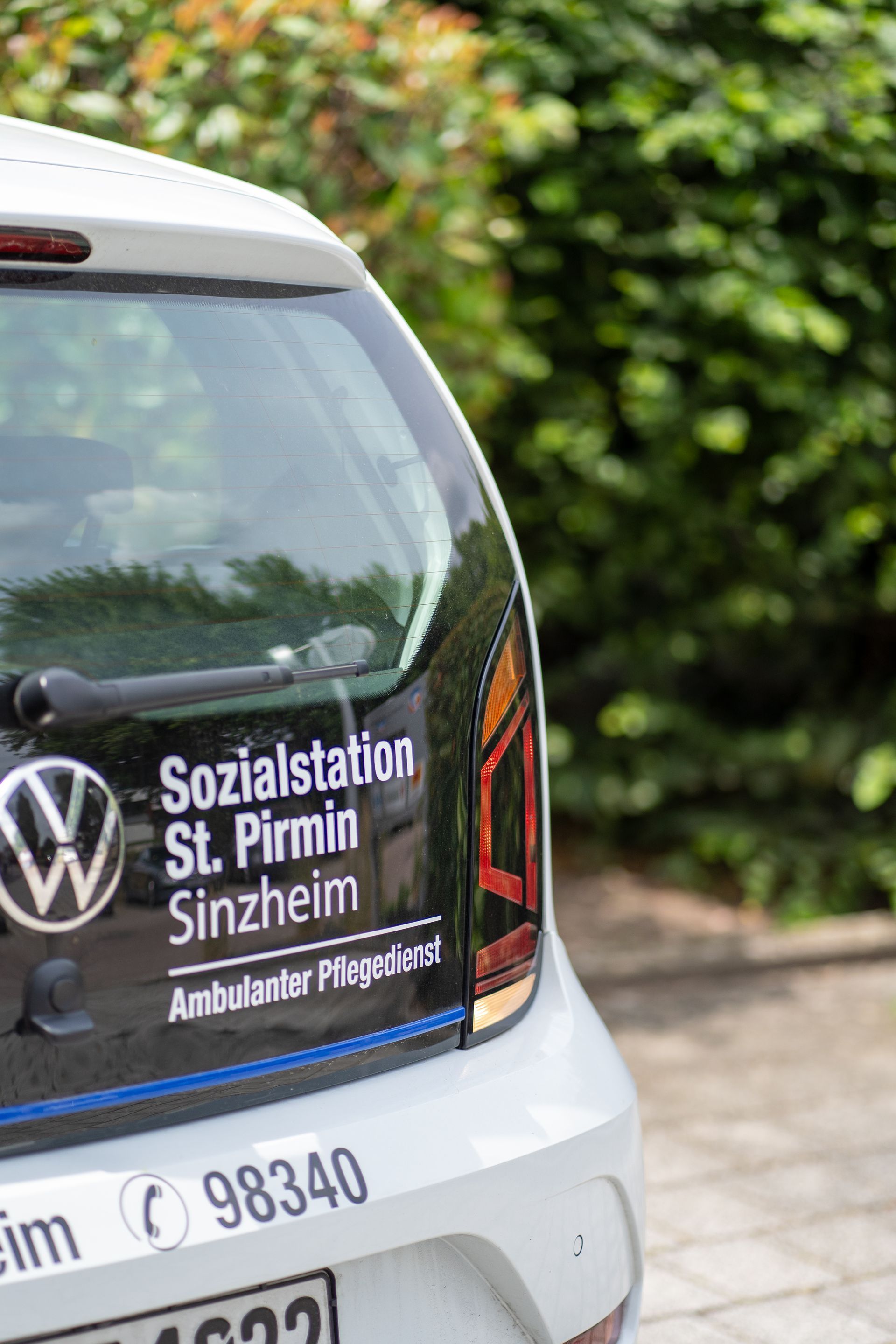 Seniorin wird von Betreuungskraft in Rikscha herumgefahren.