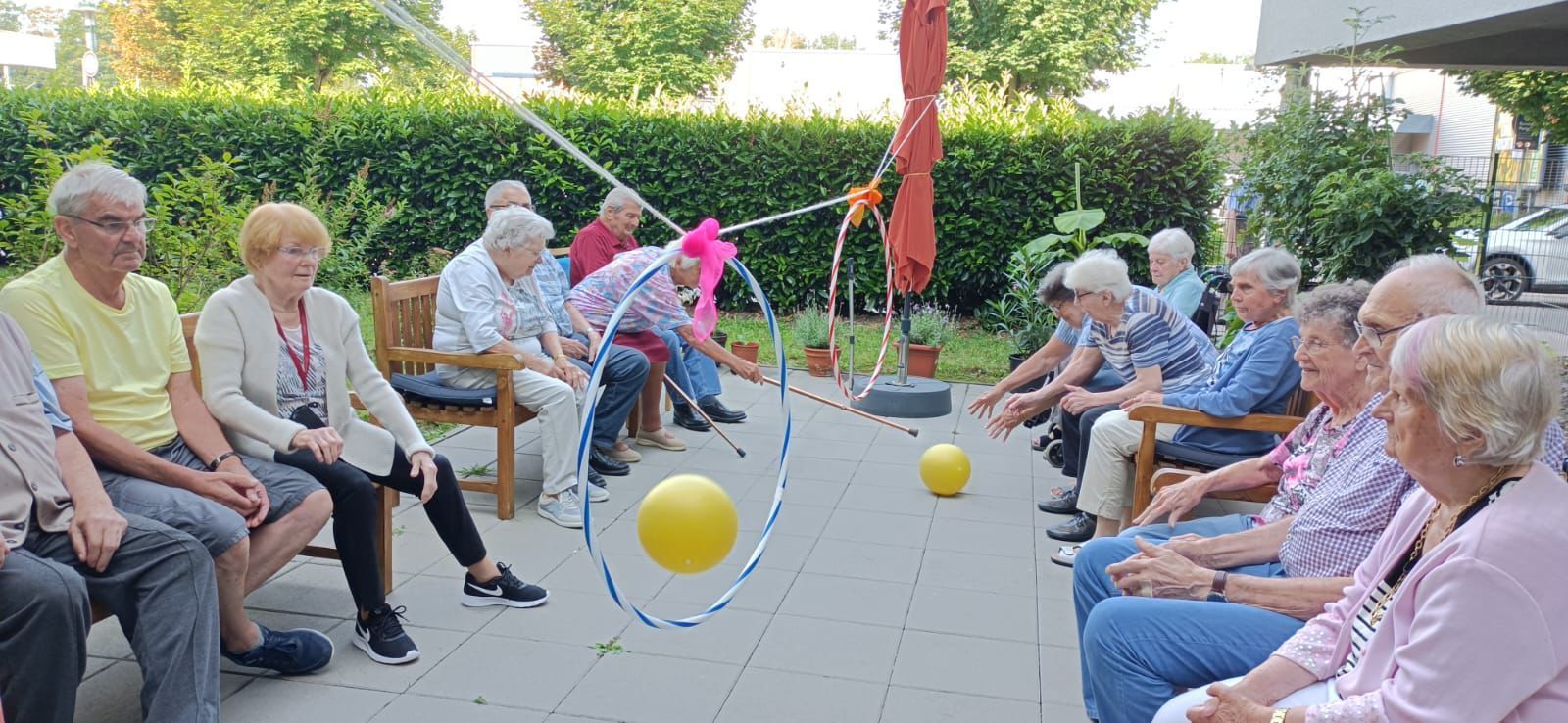 Senioren machen Aktivierungsspiele in unserer Tagespflege