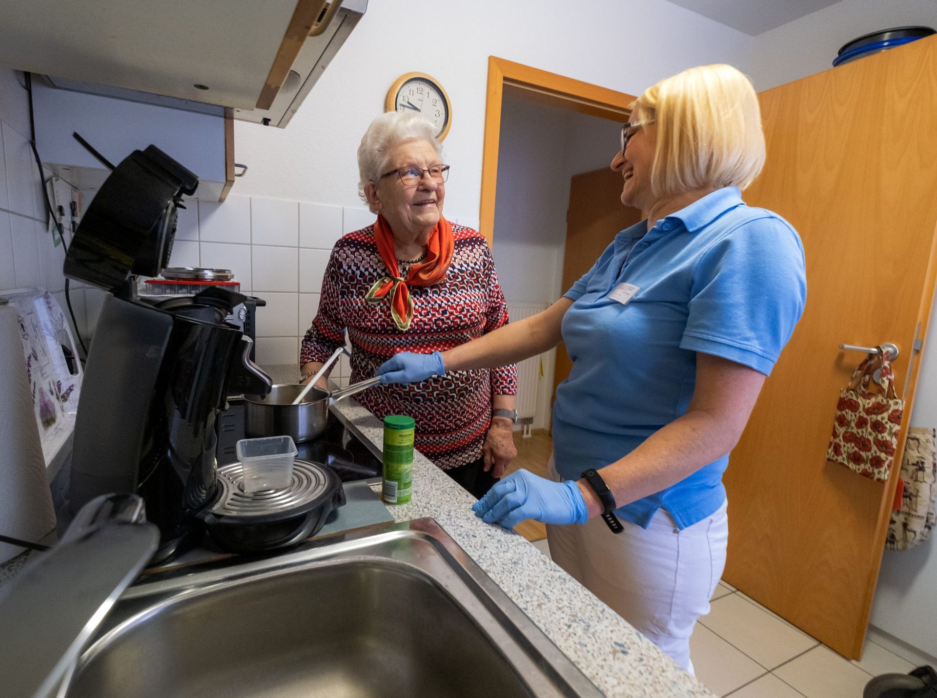 Pflegefachkraft putzt für Seniorin mit Pflegegrad 1