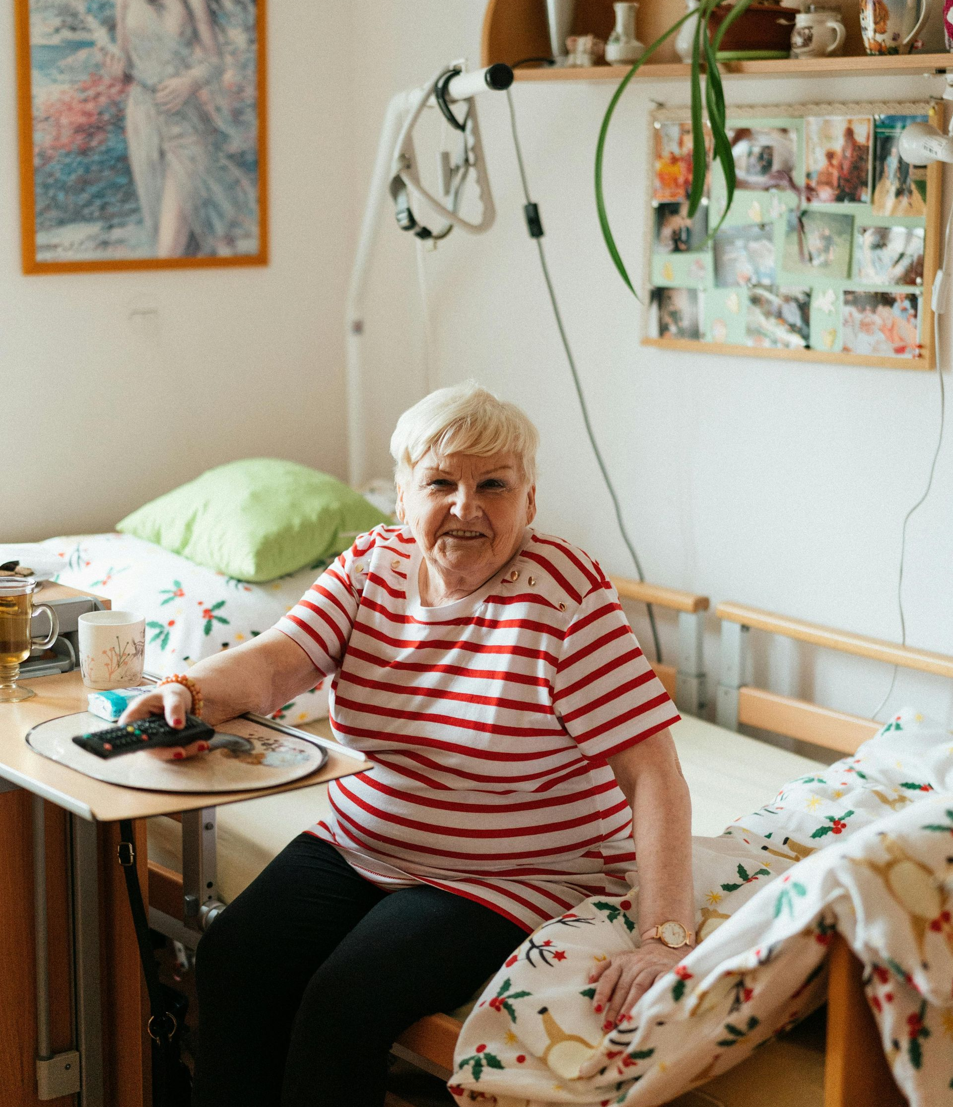 Pflegebedürftige Dame sitzt in Pflegebett