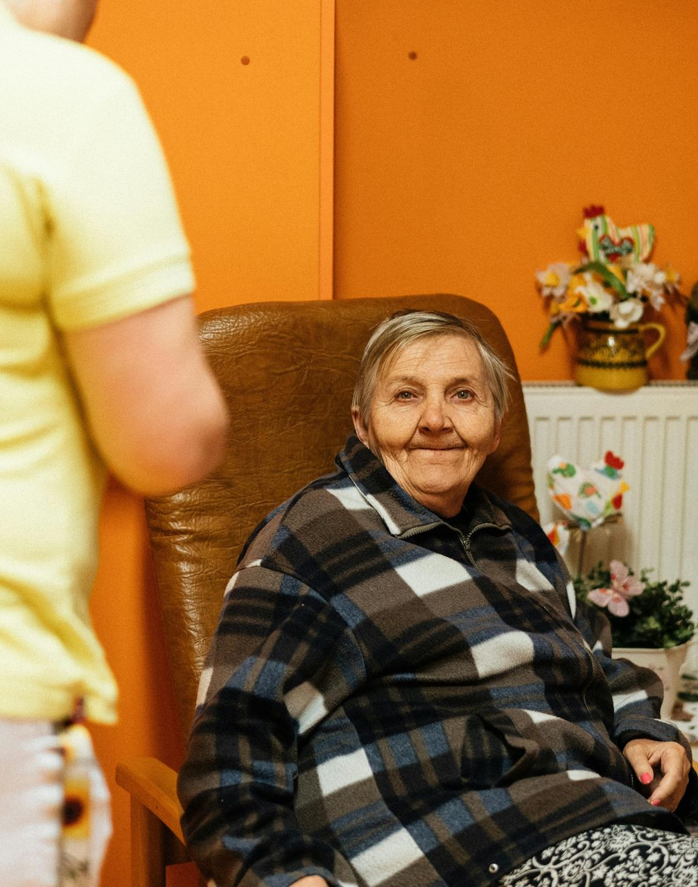 Pflegebedürftige Dame sitzt im Sessel