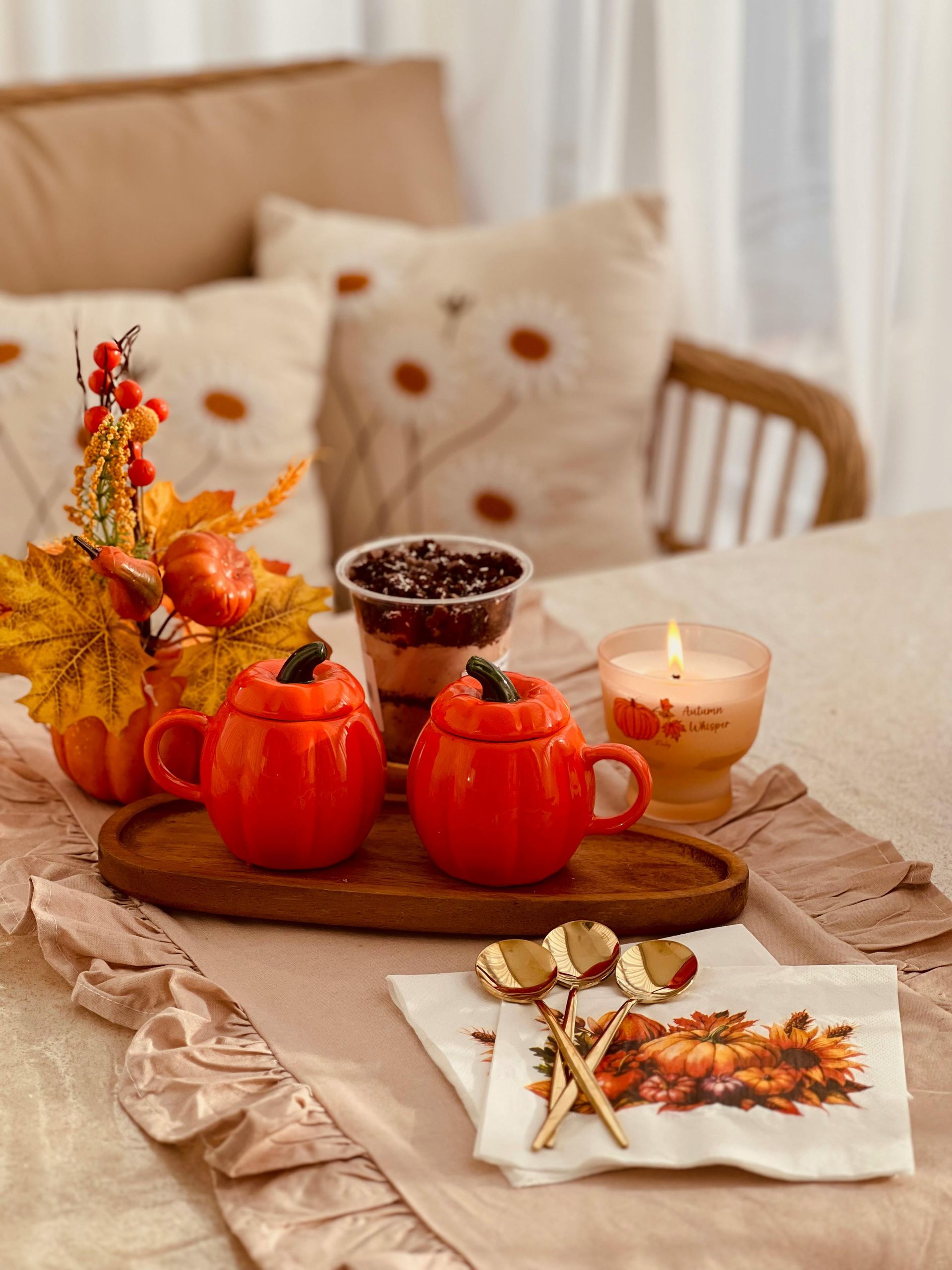 Herbstlich dekoriertes Wohnzimmer