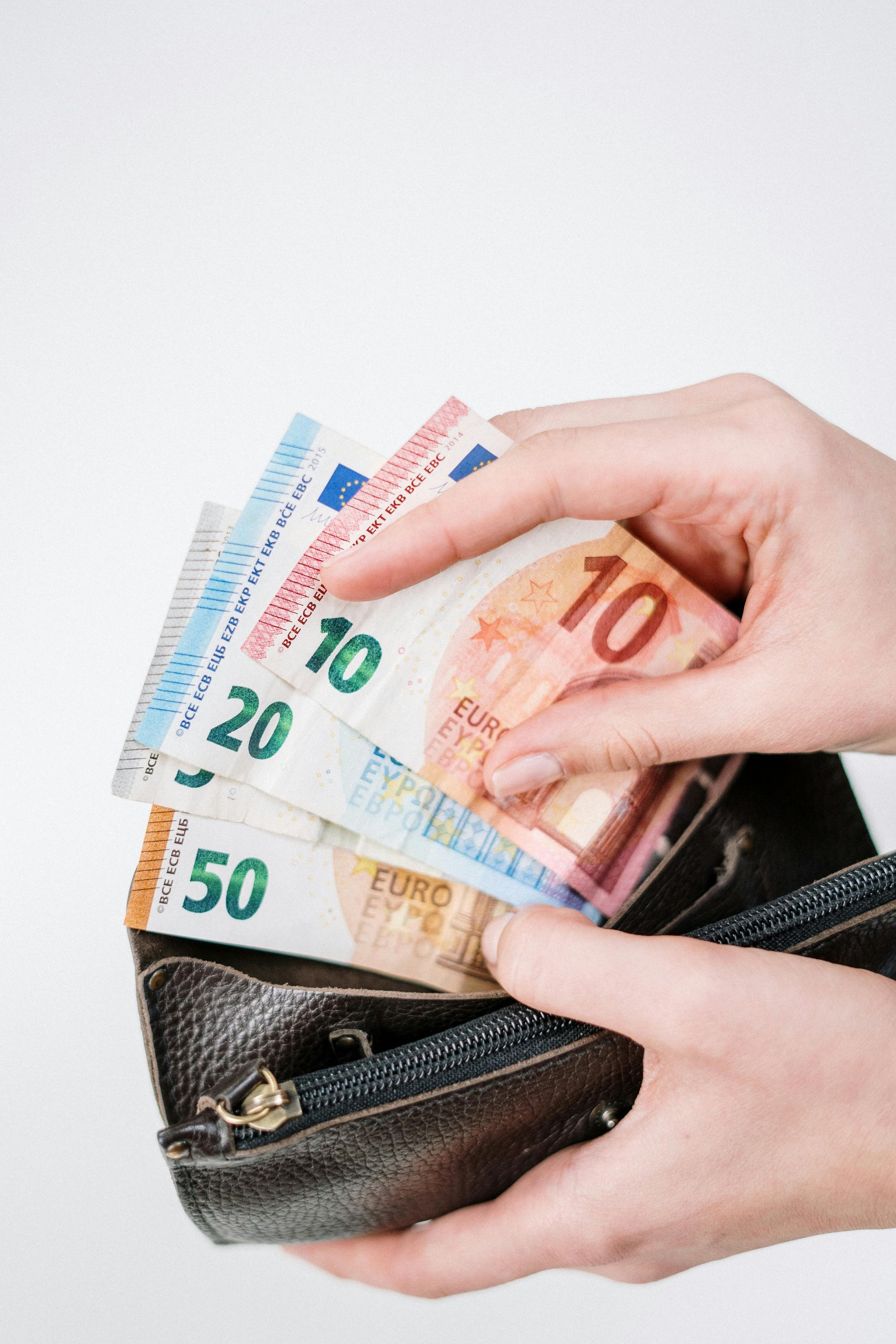 Person erhält Entlastungsbetrag von der Pflegekasse