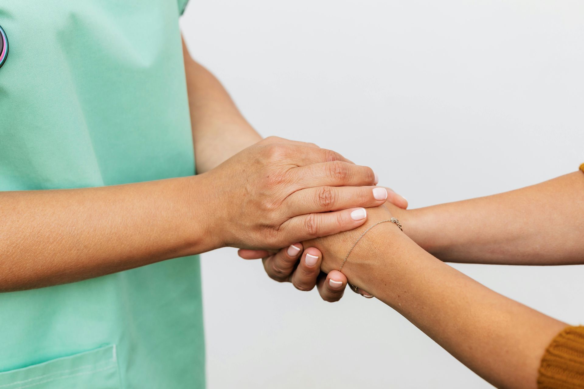 Pflegefachkraft macht Sicherheitsbesuch bei Seniorin