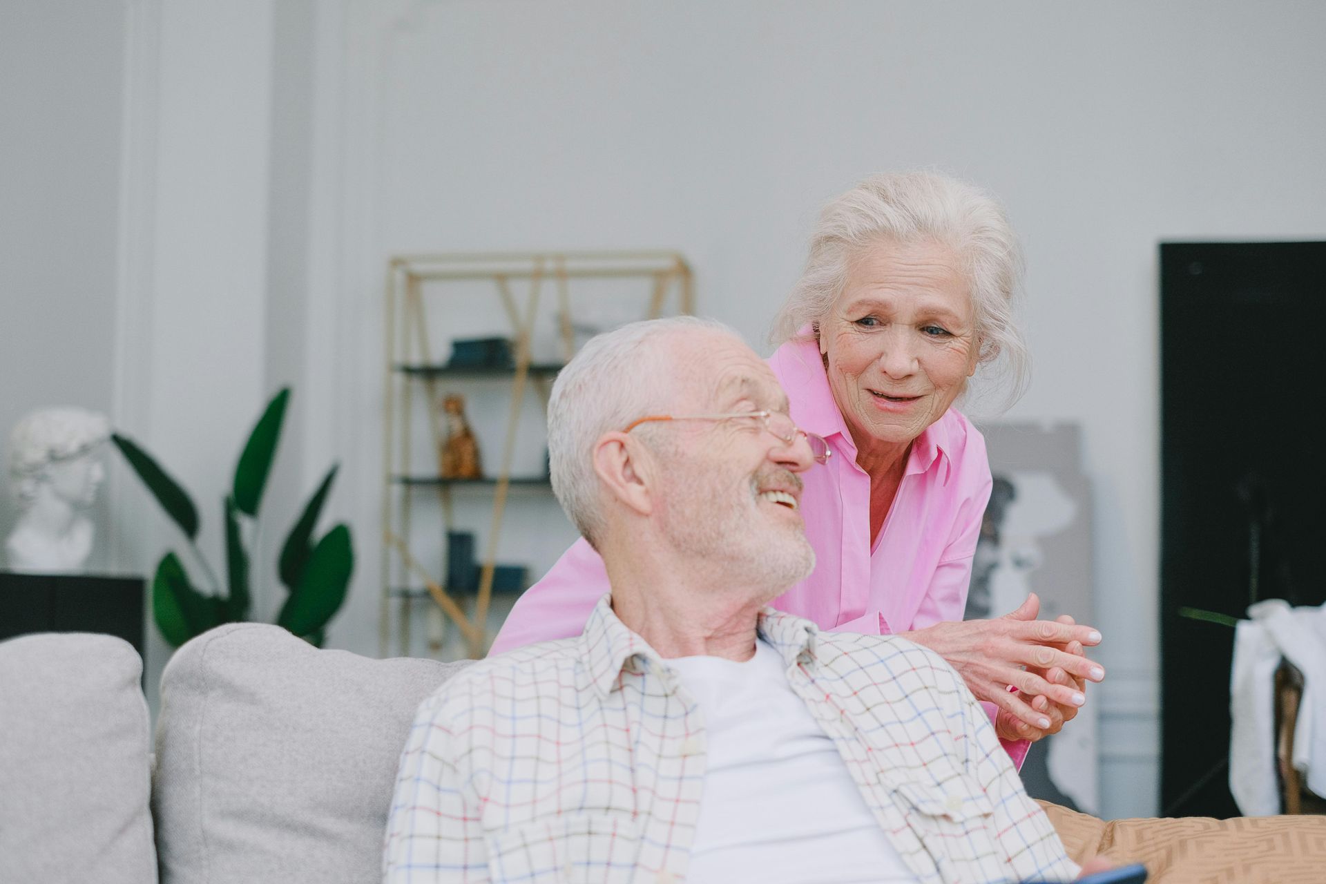 Ein älteres Paar nutzt zuhause Assisted Living Technologien