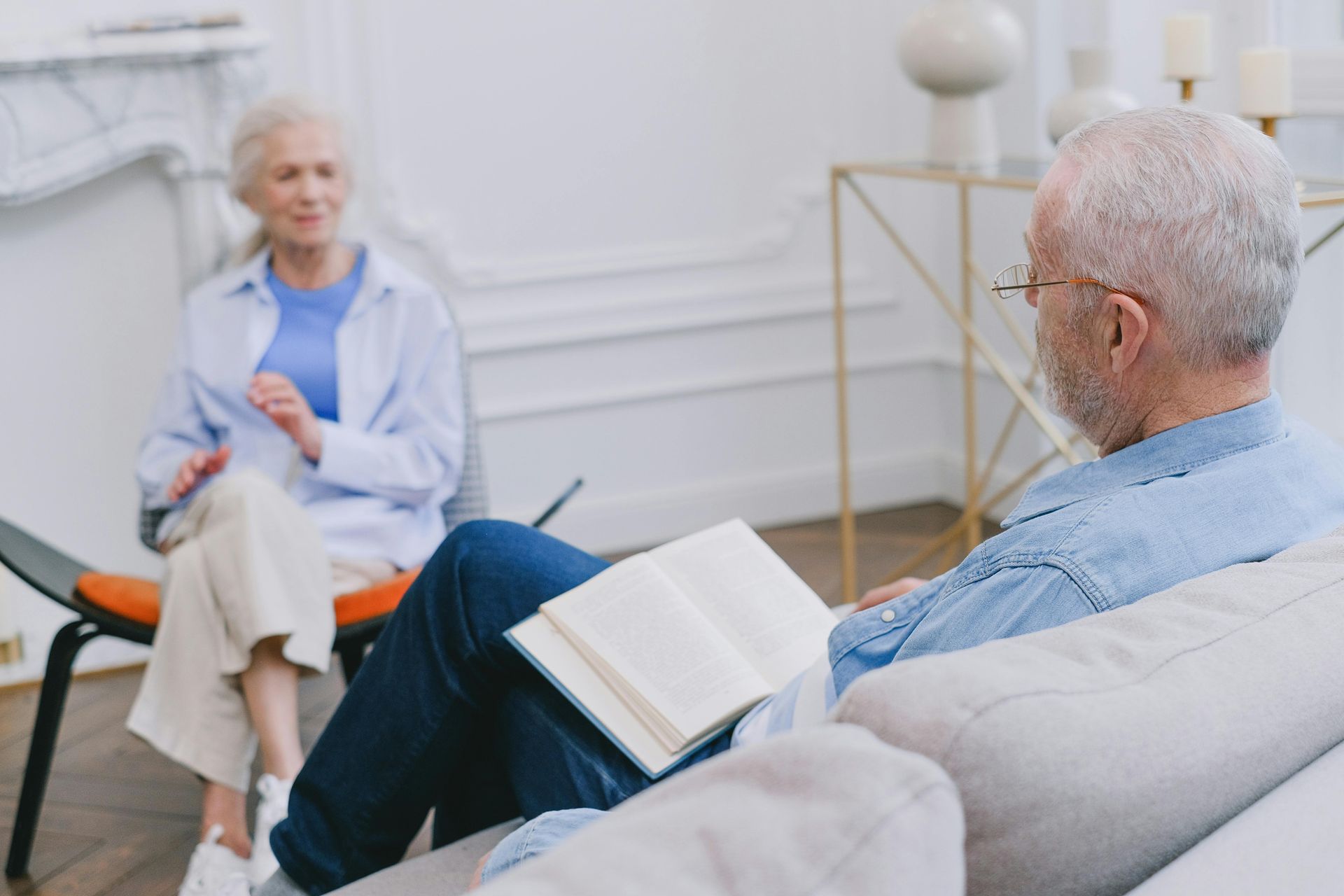 Depressiver Senior erhält Hilfe in gerontopsychiatrischer Einrichtung