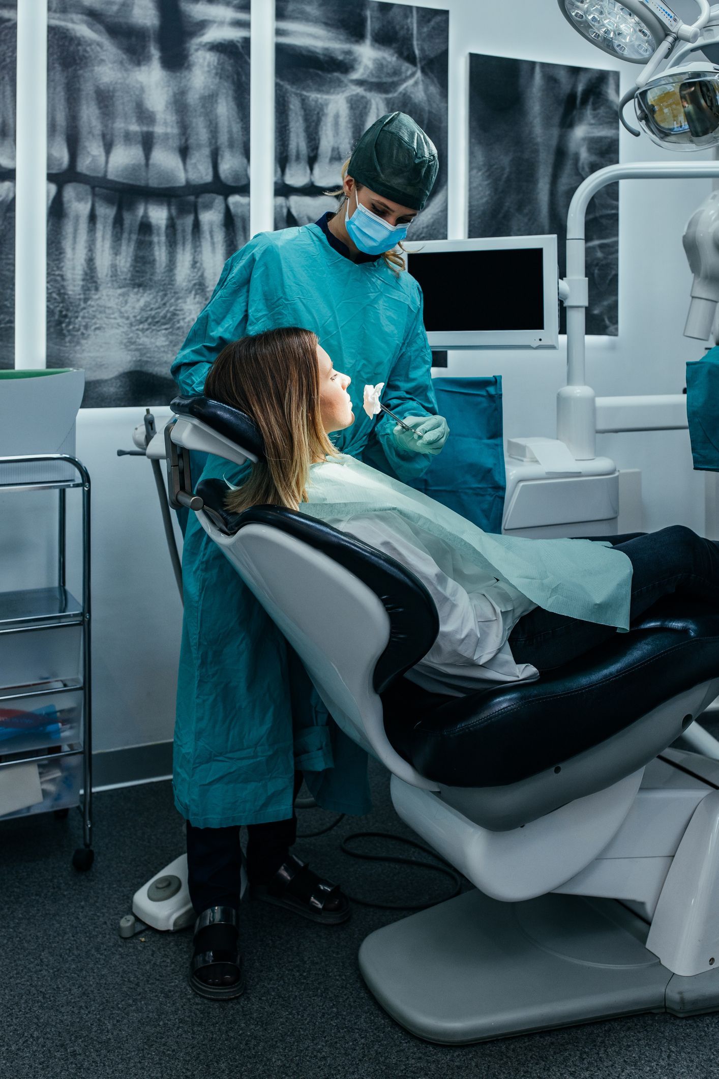 A skilled emergency dentist from Silver Lake Family Dental is performing a procedure on a patient.