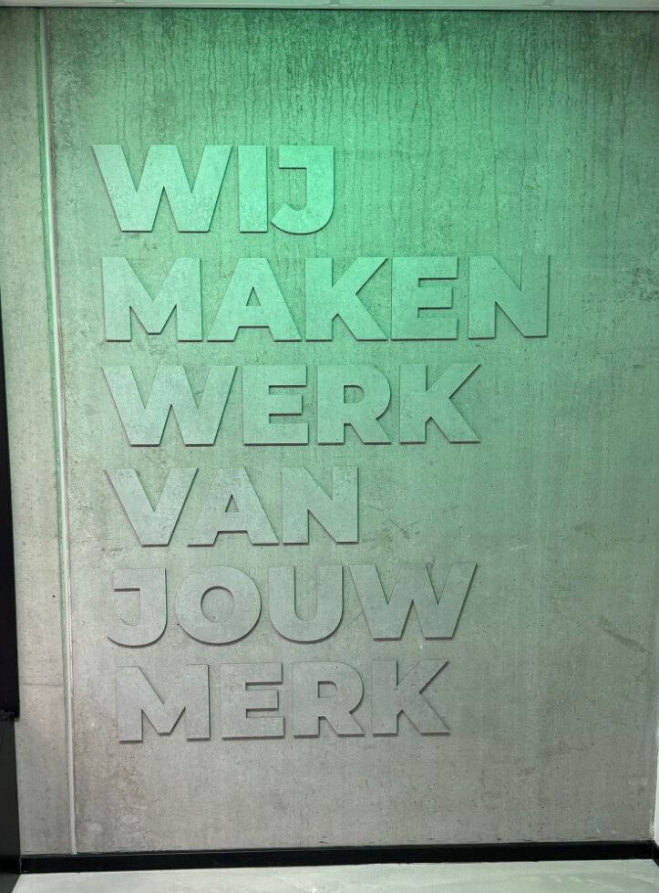 PET vilt logo met betonlook folie aangelicht met spots