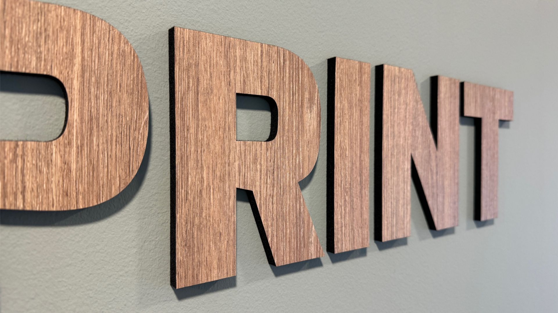 Close up van PET vilt met interieurfolie in houtlook