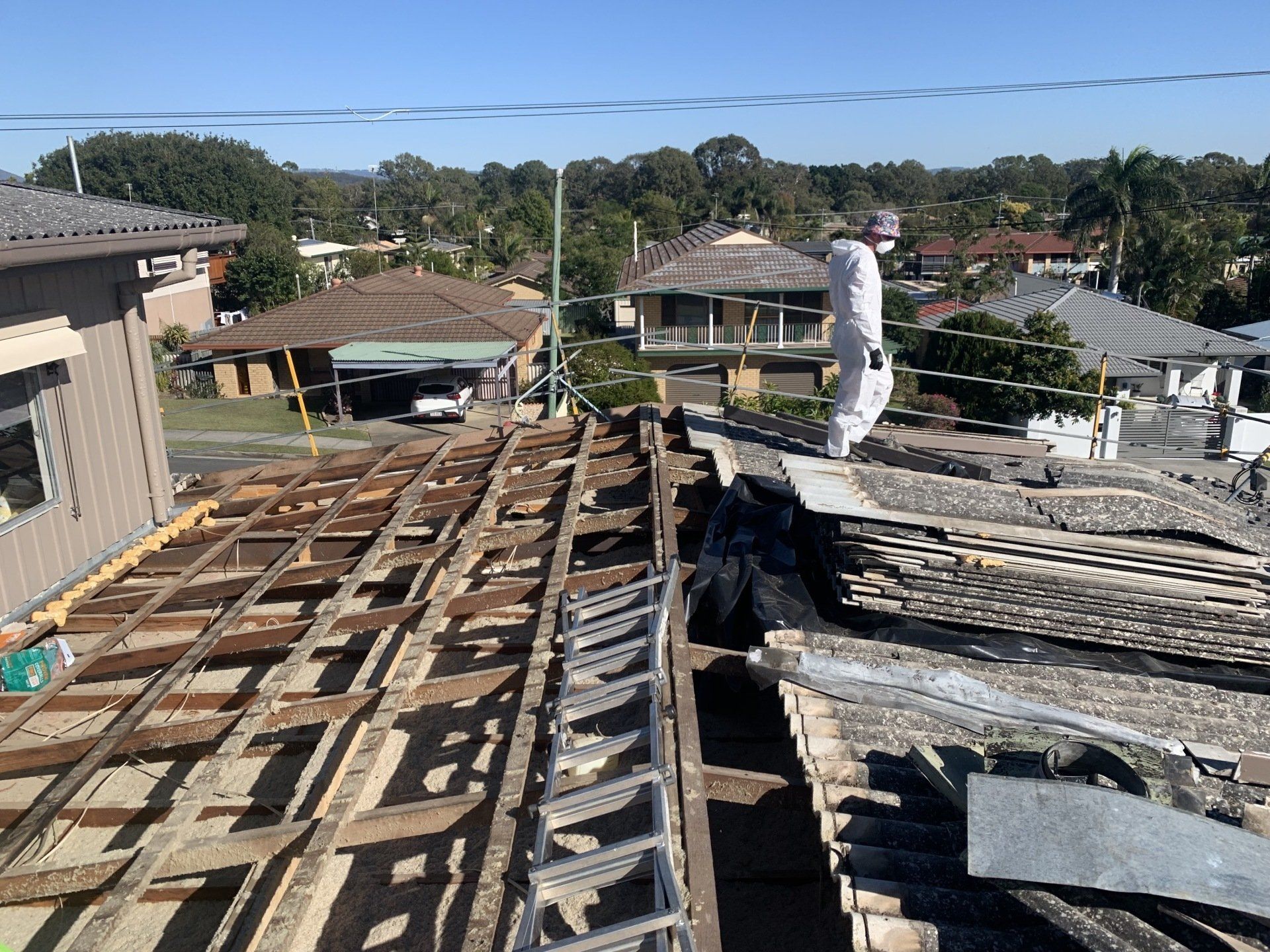 removal of asbestos roofing under safety controls