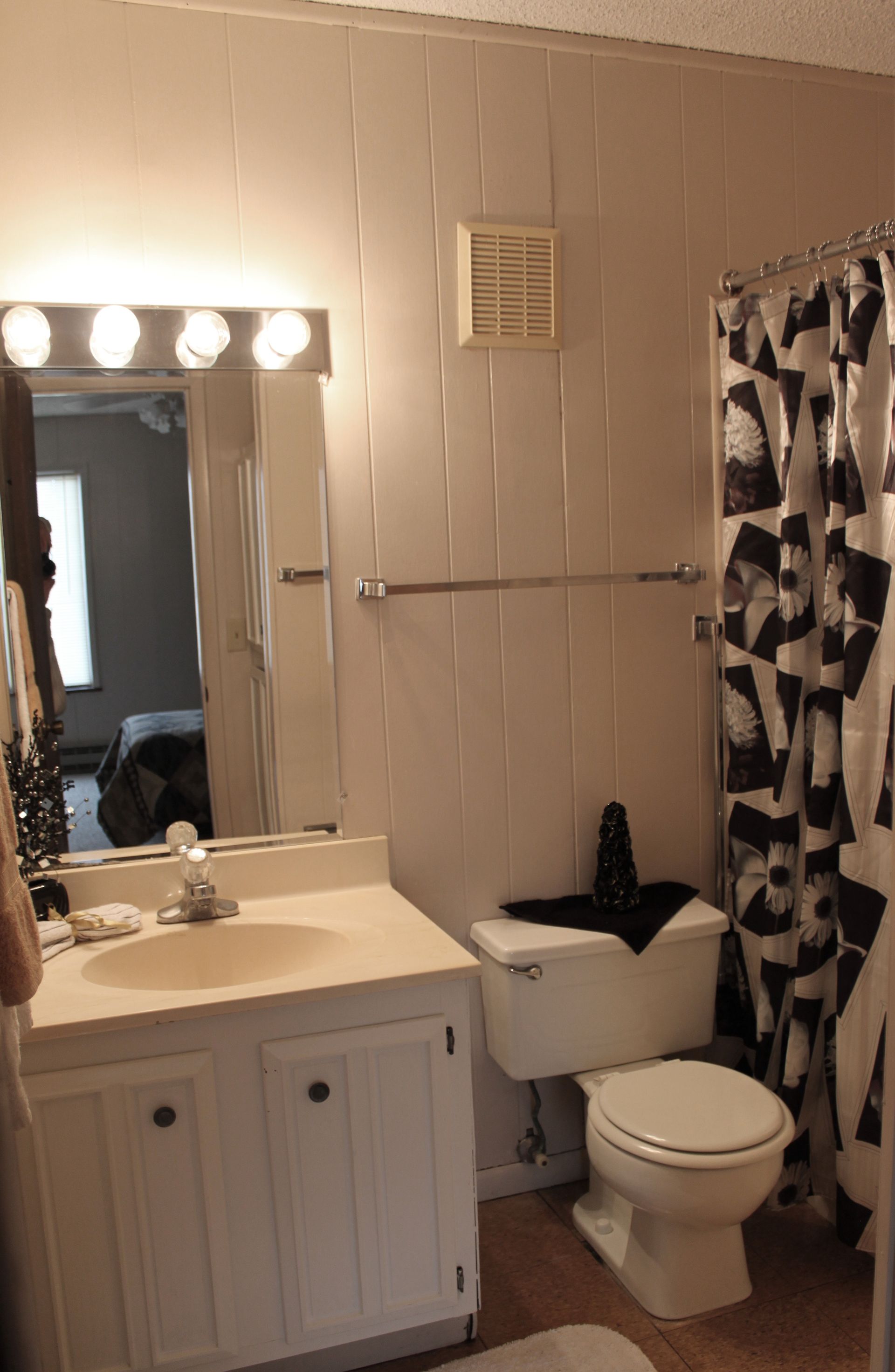 Photo showing a bathroom from the entrance