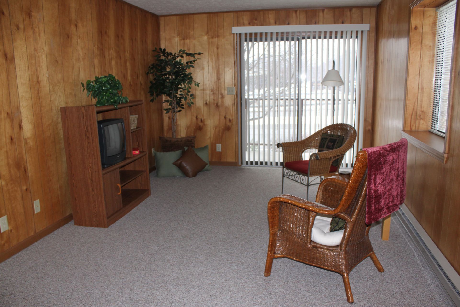 Photo showing a living room with a balcony in the background