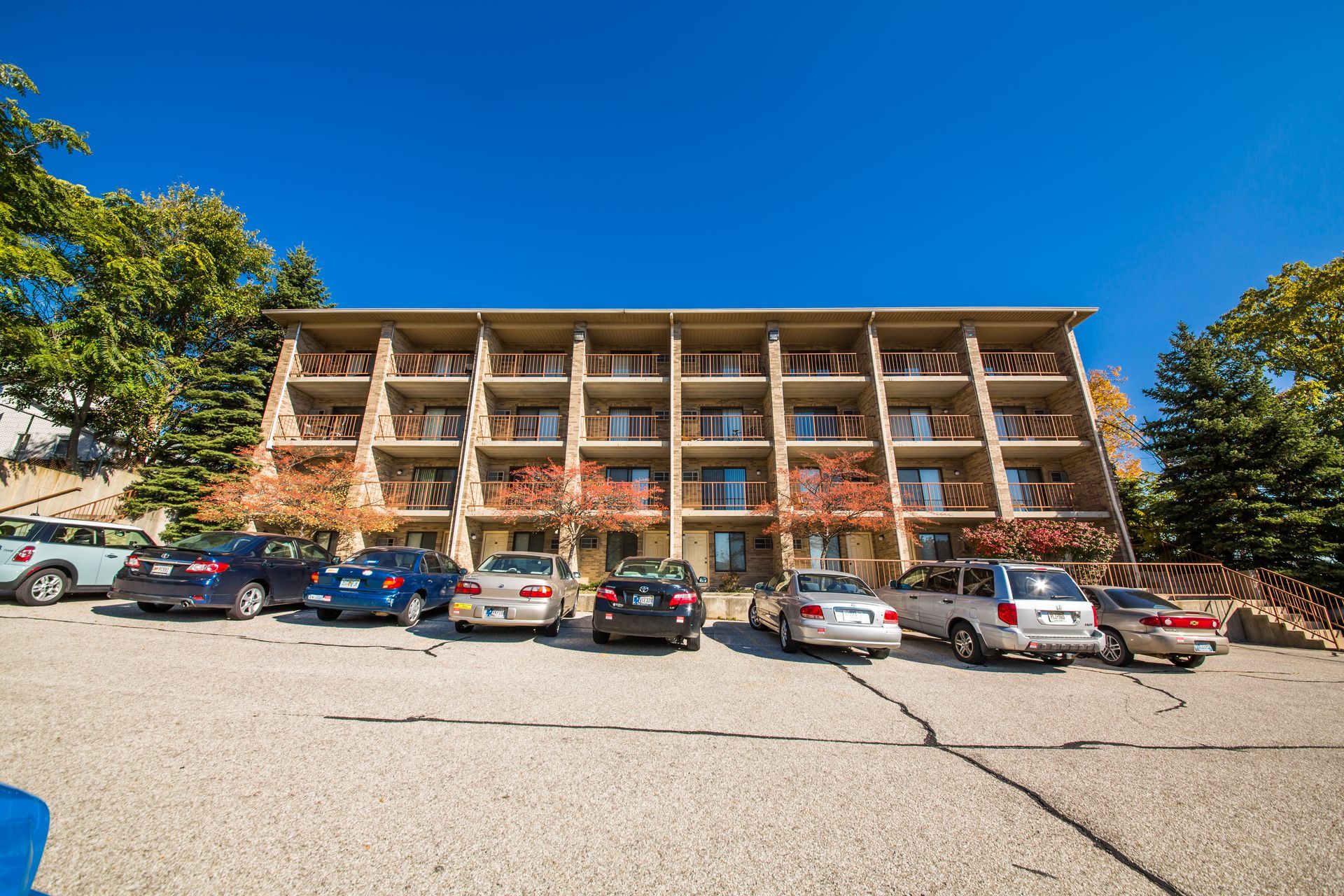 Photo showing the building seen from the parking lot