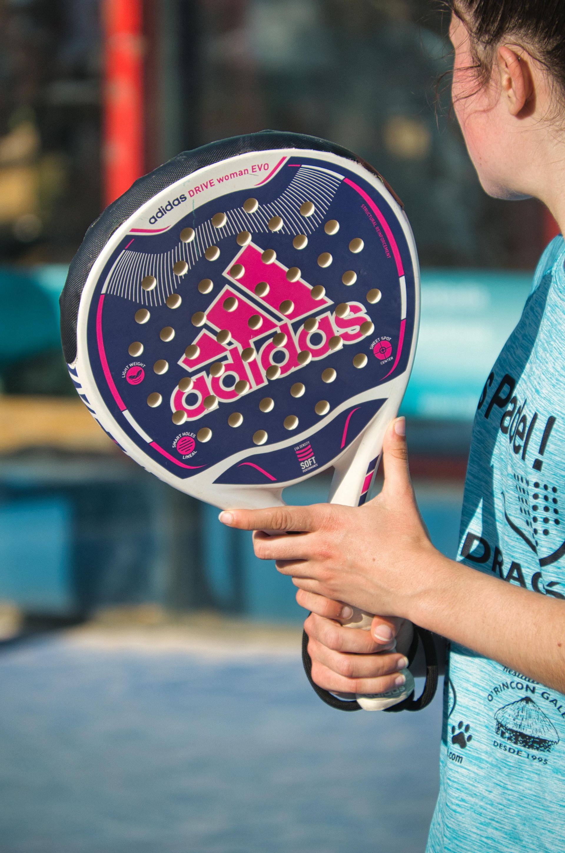 Een vrouw houdt een paddletennisracket in haar handen.