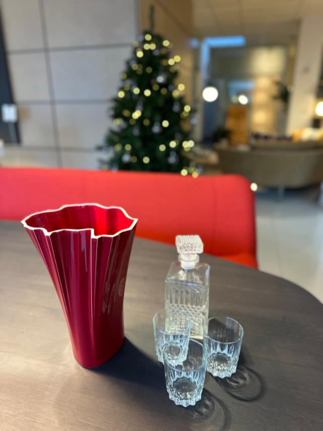 Rode Enschede StadsVaas - CityVase© op koffietafel