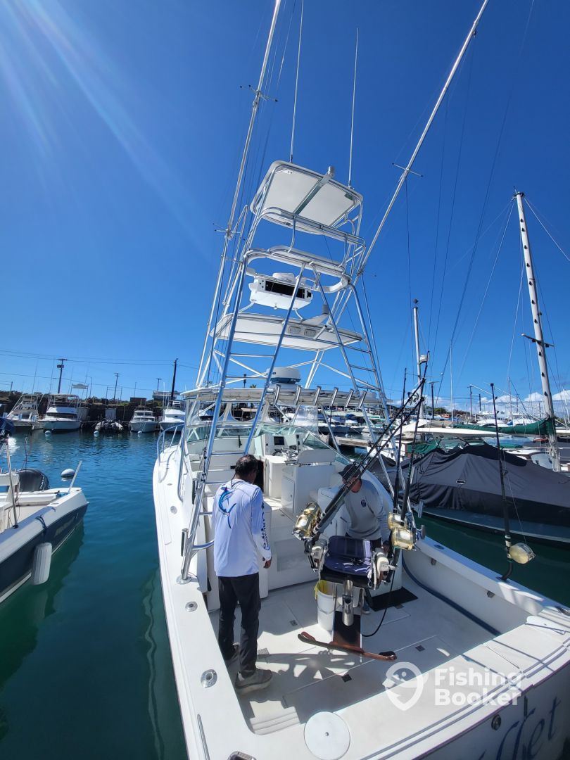 Skillet Sportfishing's 32 foot Topaz cruising Kona waters with guests aboard