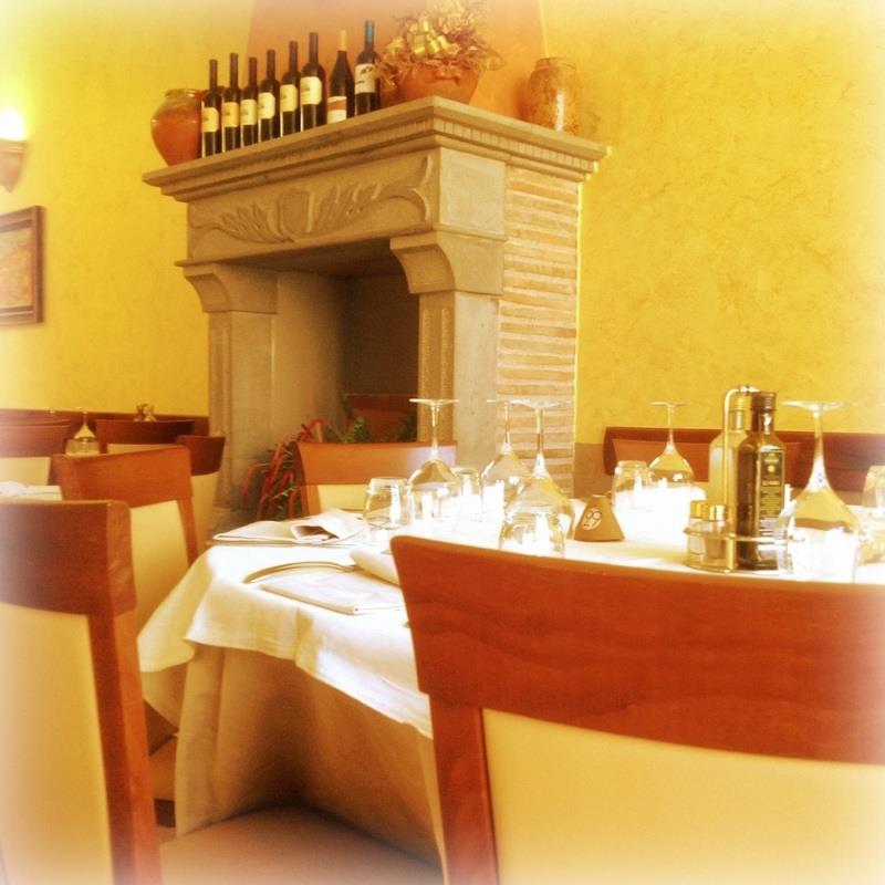 interno ristorante con tavoli apparecchiati