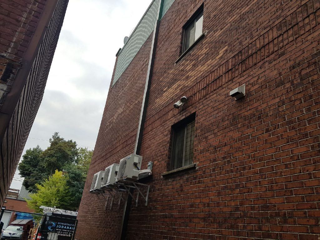 Un bâtiment en briques avec un panneau sur le côté.