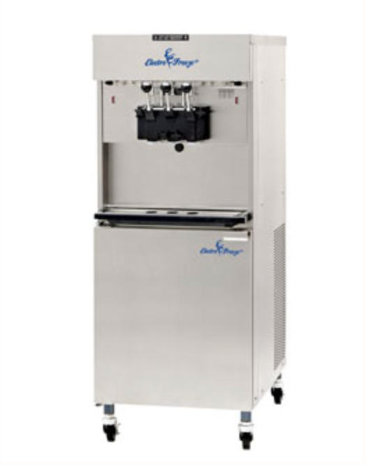 Une machine à glace en acier inoxydable avec des roues sur fond blanc.