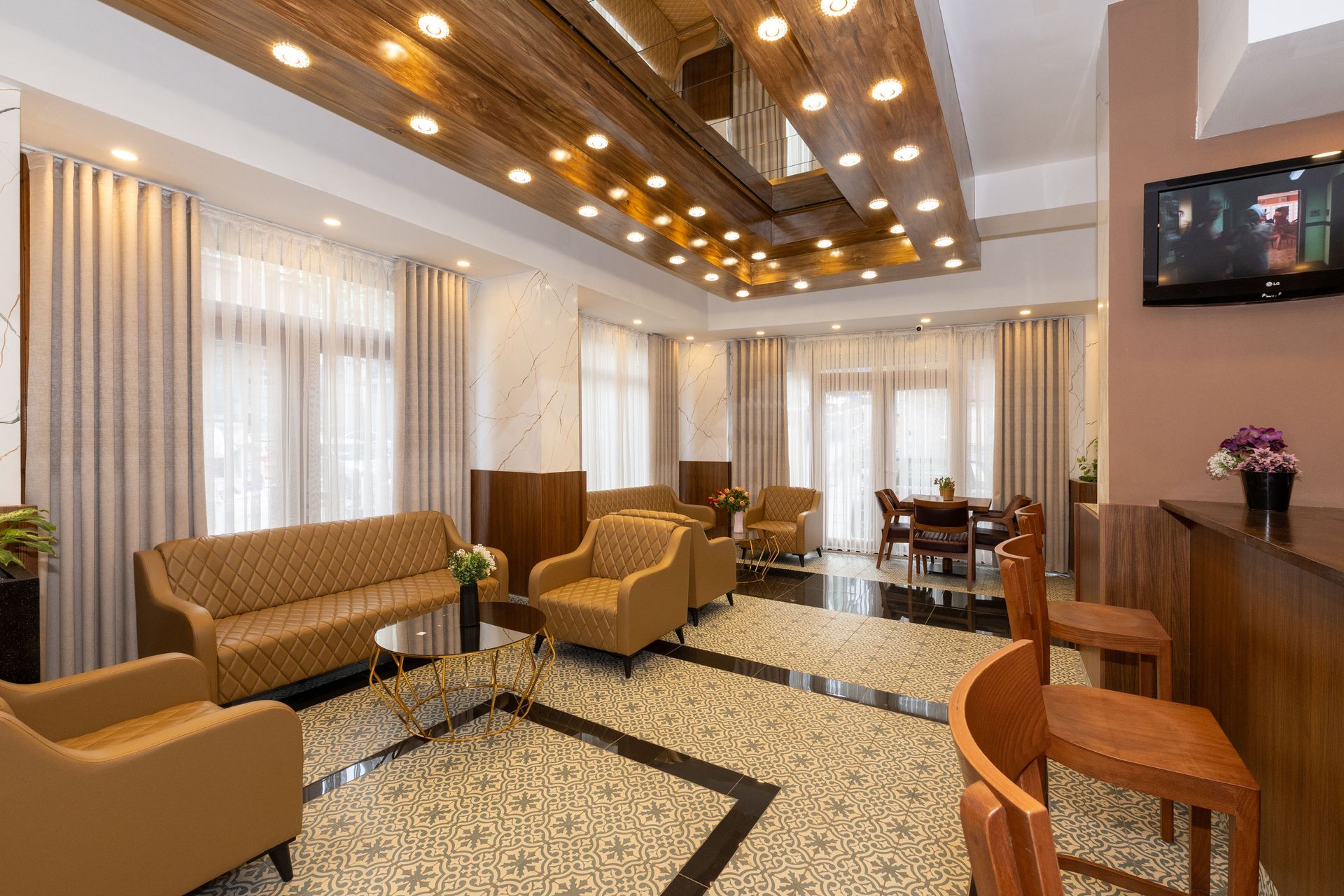 Mays Otel | Lobi | Lounge area with seating, and a bar. Wood ceiling with lights, neutral tones, and windows.