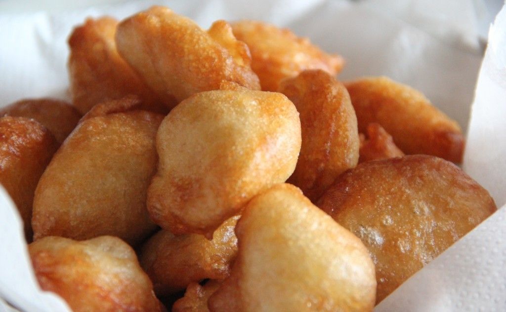 A close up of a pile of fried putt-puff donot alterntive on a table